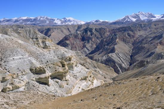 Sur les crêtes entre le Lo La et Dhigaon