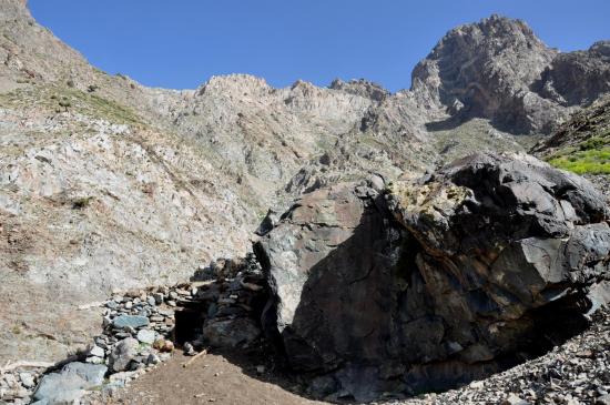 Bivouac aux azibs Anzig sous les pics de l'Agourzi n'Tiouyaline