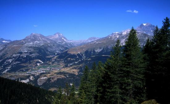 A l'approche du hameau de Bramanette avec le Râteau d'Aussois, la Pointe de l'Echelle et la Dent Parrachée comme horizon