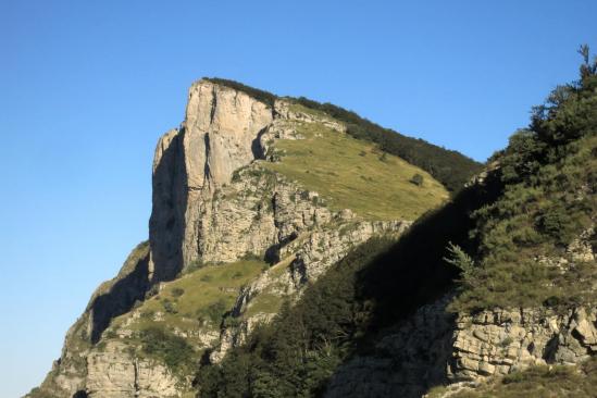 Roche Rousse vue du sentier du Pas de Siara