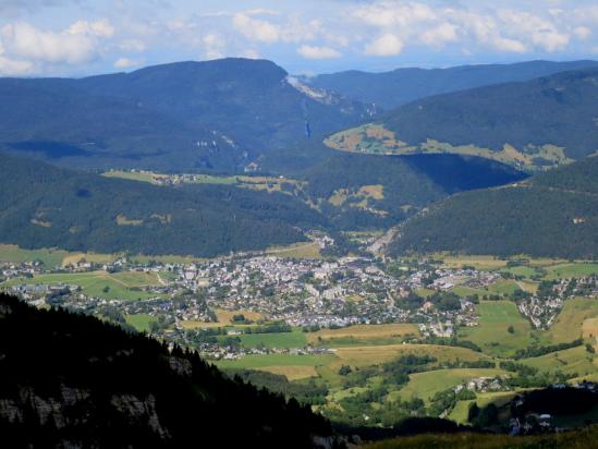 Vue plongeante sur Villard-de-Lans depuis l'épaule RD de la Combe Chaulange sous les Rochers de l'Ours