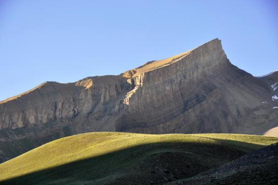 Les falaises au-dessus de la vallée de la Borong Togpo