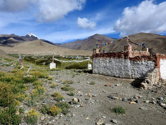 La gompa de Nyima et en arrière-plan le Ribil La