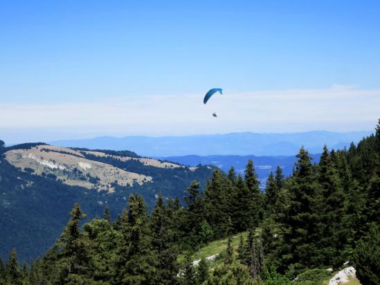 Depuis la piste qui conduit au Moucherotte, vue sur la vallée du Furon et le plateau de Sornin