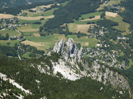 Sur le plateau du Moucherotte, vue plongeante sur le plateau de Saint-Nizier et les Trois-Pucelles