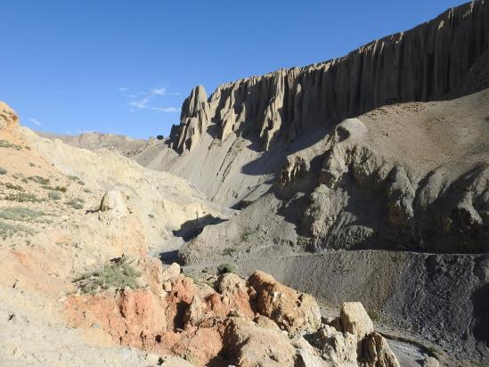 Sur le sentier qui domine la vallée de la Phuyung khola à l'approche de Yara