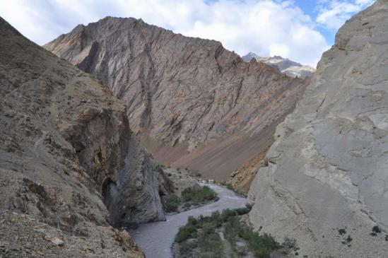 Vue plongeante sur la vallée de l'Oma Chu depuis le sentier balcon