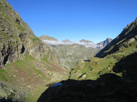 A l'approche du lac de Caillauas (au fond de la gorge du ruisseau de Caillauas, le pic d'Estos)