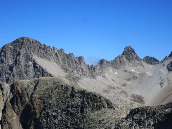 Au col des Gourgs Blancs, vue lointaine sur les pics Lezat et des Crabioules ainsi que le col inféreur de Literola