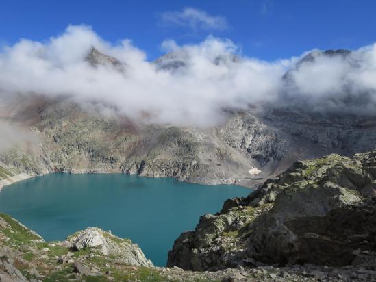 Traversée de l'éboulis de gros blocs au-dessus du lac du Portillon d'Oo