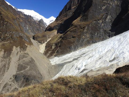 Depuis les alpages au-dessus de l'Italian Camp, vue sur la gorge de la Myagdi khola avec au fond le sommet de la Sita Chuchura