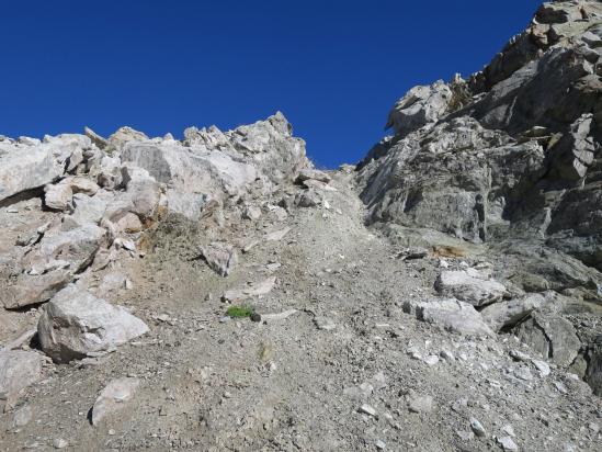 Le couloir de descente du col vu côté E une fois descendu