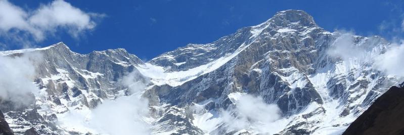 Depuis les alpages au-dessus de l'Italian Camp on dispose d'une large vue sur les 4500m de verticalité de la face W du Dhaulagiri I
