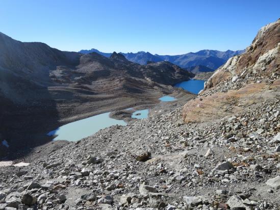 Dans la descente du col, vue en enfilade des lacs du vallon de Literola