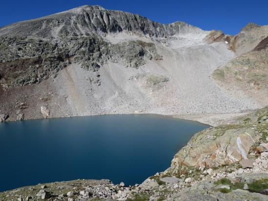 Vue du lac Blanc depuis le belvédère avec le pico Perdiguero à l'arrière