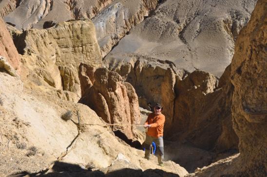 Désescalade vers la grotte de Koncholing