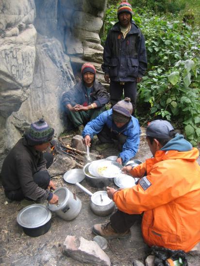 Déjeûner dans les gorges de la Naar Phu khola