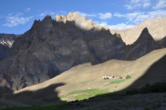 Le cirque de montagnes autour de Yulchung