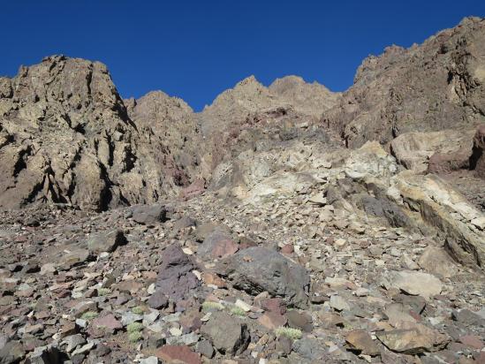 Au fond du 1er cirque rocheux au pied du bastion E du pic des Imouzzer