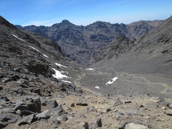Descente par le couloir de l'Ikhibi S face au Biguinoussène et au Tadat