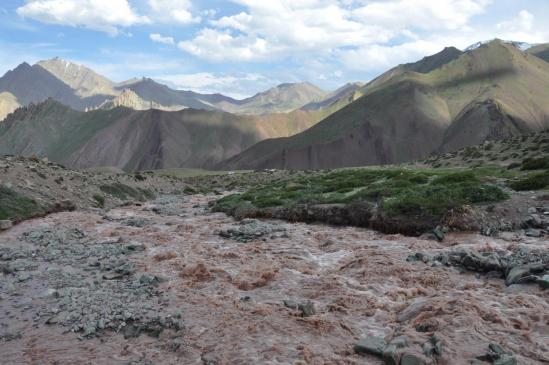 La rivière à traverser avant d'atteindre le Matho La BC