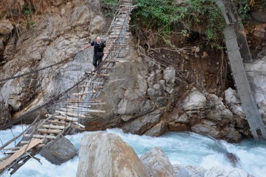 Une traversée de la Ghunsa khola un peu olé-olé du côté de Janbari