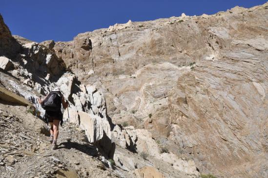 Le petit sentier bien pentu au-dessus de la Bangche Togpo