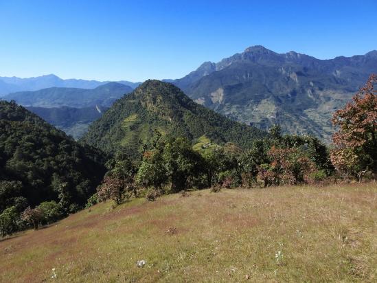 Vue arrière sur Deorali depuis le chemin qui conduit au col Malampar