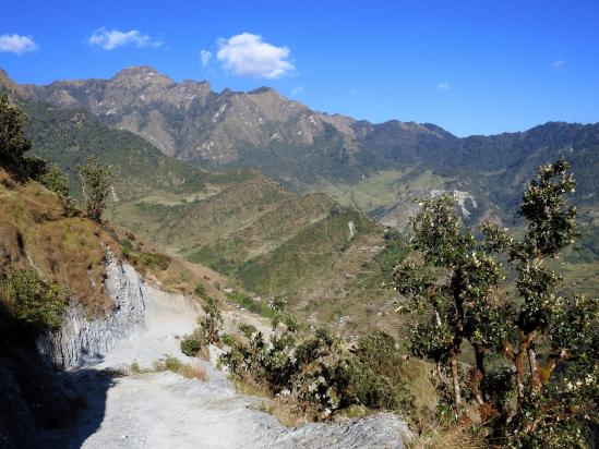 A l'approche de Malkabang (L'Hesnam Dhuri domine la vallée de la Jharme khola. Au fond à droite, le Kuine Pass qui permet de rejoindre Ghyasikharka)