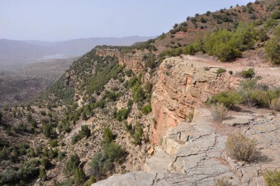 Au bord des falaises entre Aghbalou et Tasguint