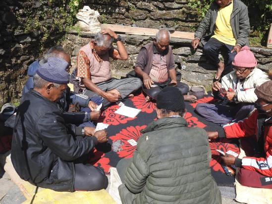 Thadakhani, Tihar est un jour chômé, on joue aux cartes entre voisins...