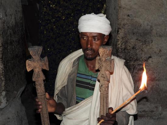 Le prêtre de l'église de Kan Kanit Mikael qui nous présente, chose rare, le contenu de l'Arche d'Alliance...