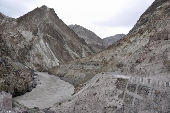 La route le long de la Zangskar Chu entre Guru Do et Sumda Do