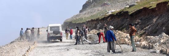 Un groupe de Bihars à l'oeuvre au pied du Rohtang La