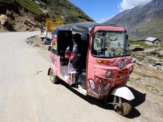 L'un des tuk-tuks participant au raid de traversée de l'Himalaya indien