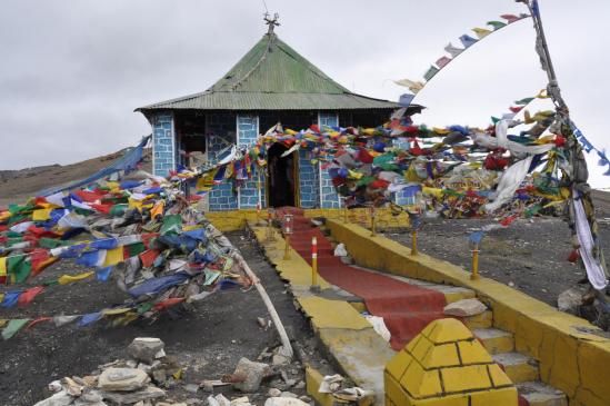 Le temple qui marque le passage du Tanglang La à 5300m