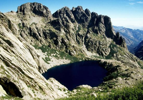 Le lac de Capitello vu depuis le sentier de crête support du GR20