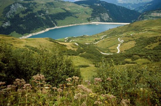 Descente sur le lac de Roselend