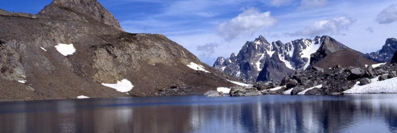 Dans le vallon des Houerts, le Pic de Chambeyron vu depuis le lac Vert