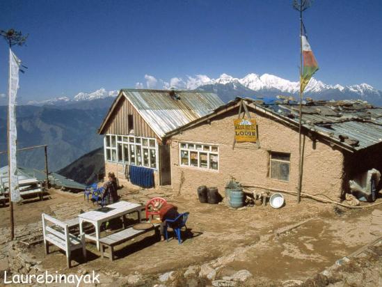 Un des lodges de Laurebina Yak avec la chaîne du Ganesh himal à l'horizon