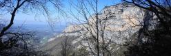 Vue en enfilade sur les rochers de Laval en montant au pas du Pas