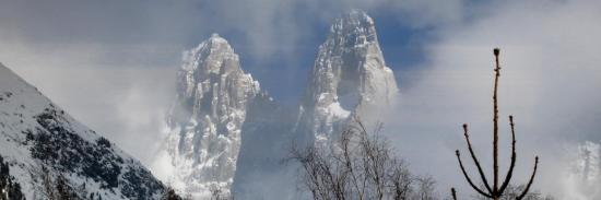 Vision éthérée des Drus et de la Verte en hiver