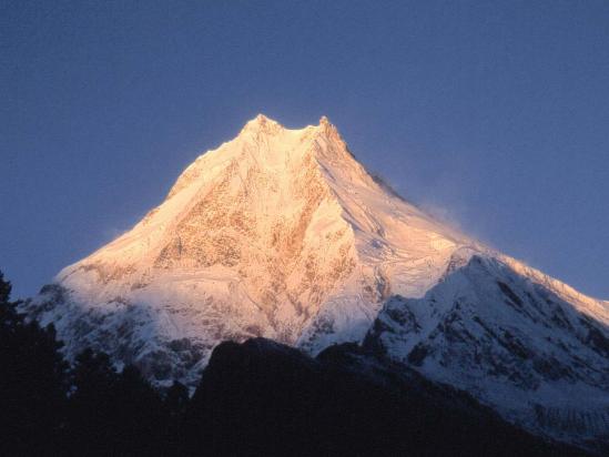 Lever de soleil sur le Manaslu depuis les hauteurs de Lhogaon