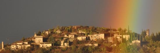 Un arc-en-ciel au-dessus du vieux village de Mirabel