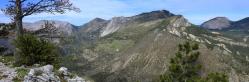 Depuis le sentier de montée au sommet de la montagne de Robion, vue sur les Cadières de Brandis