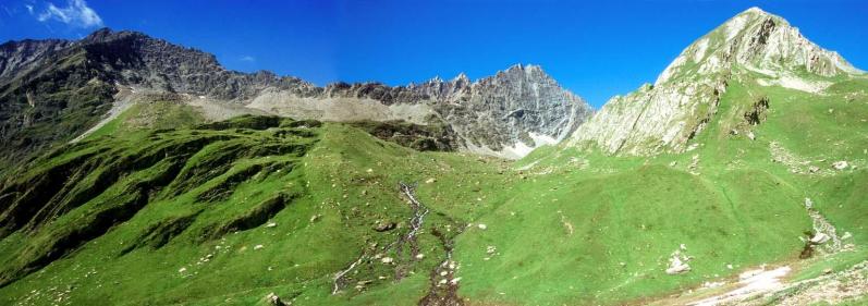 En haut du vallon d'Arp on passe sous le mont de Nix