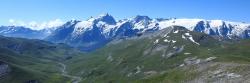 Sur le plateau d'Emparis, le massif de la Meije est omniprésent...