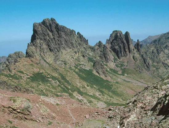 Depuis l'emplacement de l'ancien refuge Altore, on domine l'enfilade des sommets des Punte Missoghiu, Stranciacone et Culaghia