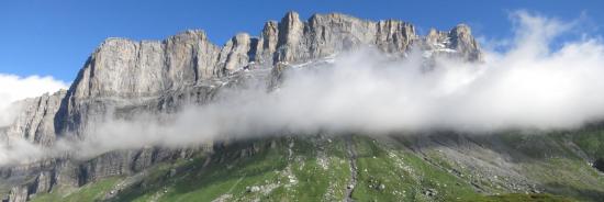 Le rocher des Fiz vu depuis le lac de Pormenaz