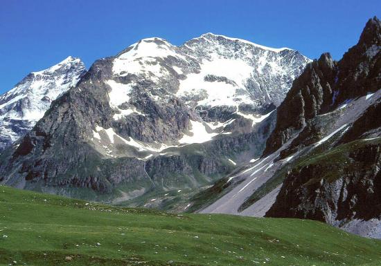 Le Dôme de la Sache et le Mont Pourri derrière